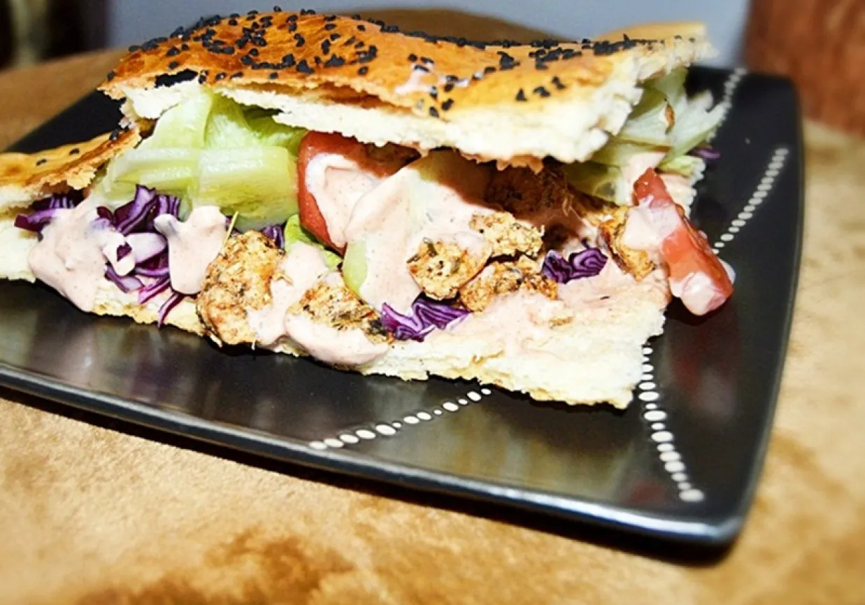 kebab w bułce z warzywami i sosem