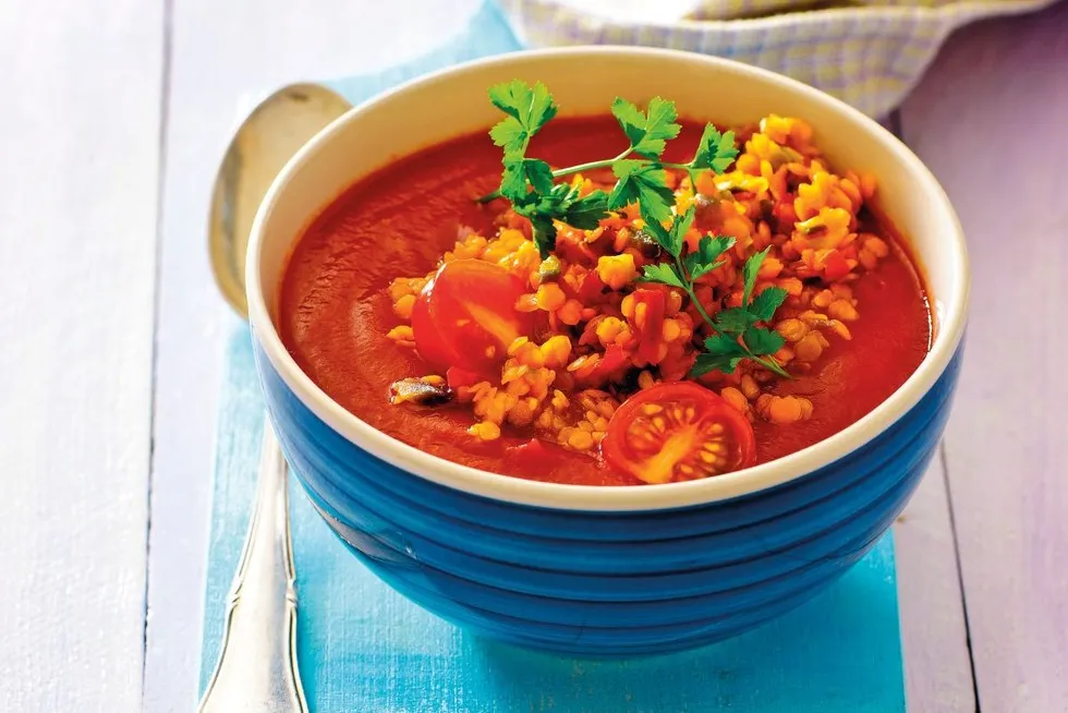 Zupa z soczewicy z grzankami i świeżymi ziołami