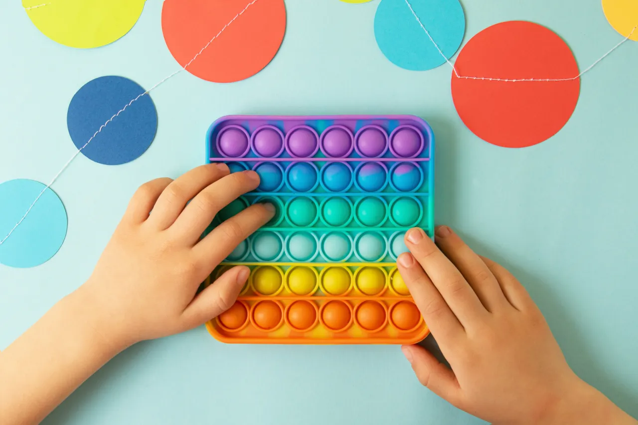 rozw&oacute;j m&oacute;zgu dziecka 2 lata zabawa sensoryczna