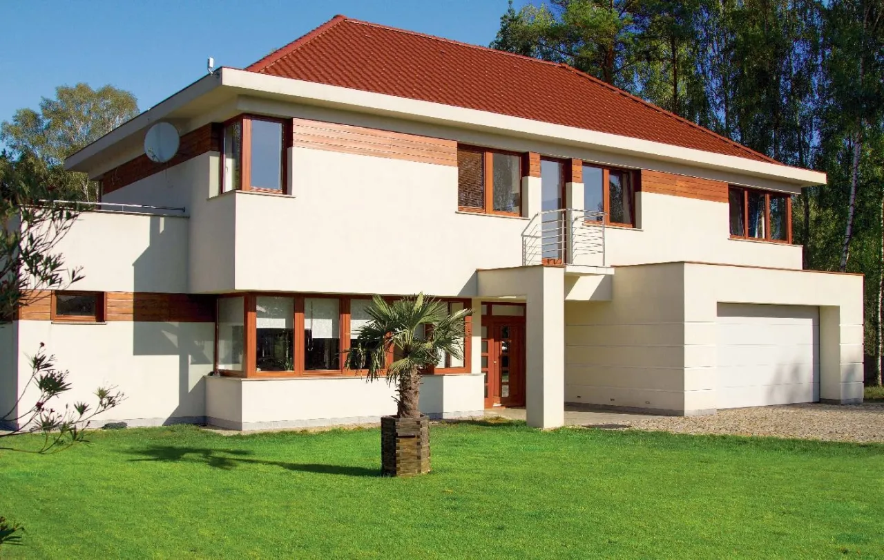 elewacja domu czerwony dach białe okna nowoczesne trendy