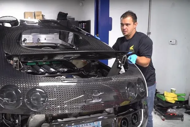 Bugatti Chiron wymiana oleju demontaż