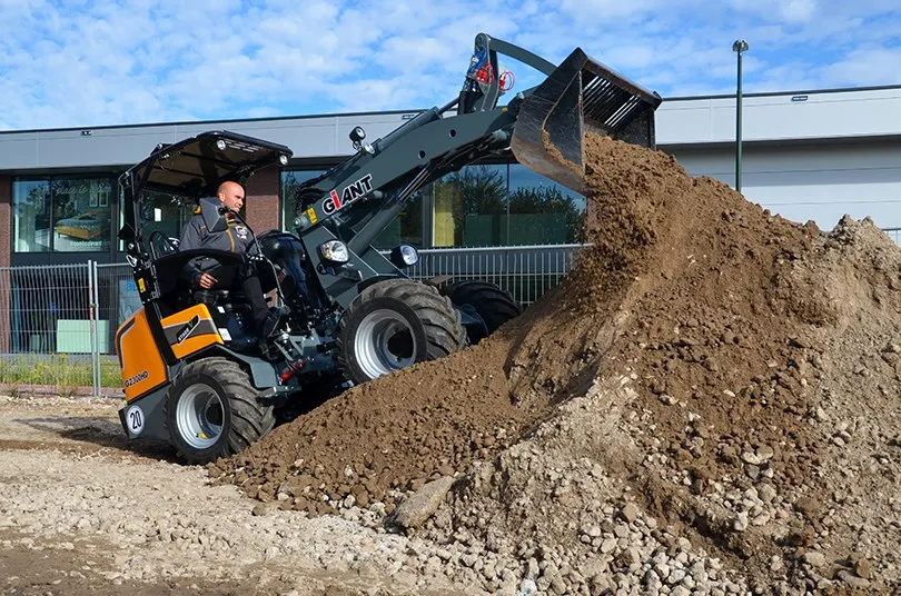 koparko-ładowarka w pracy, r&oacute;żne typy