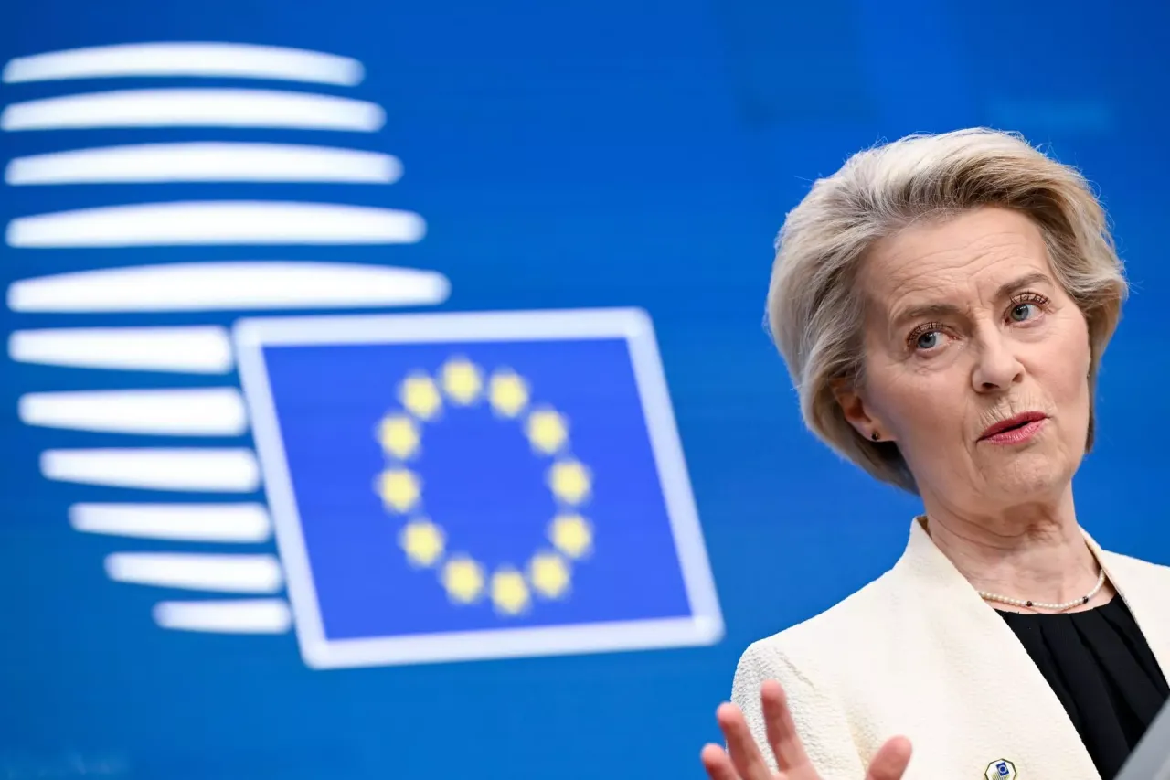 Ursula von der Leyen, kt&oacute;ra wymyśliła zielony ład, przemawia na tle flagi UE.