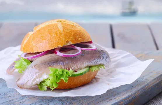 Fischbr&ouml;tchen mit Nordsee im Hintergrund