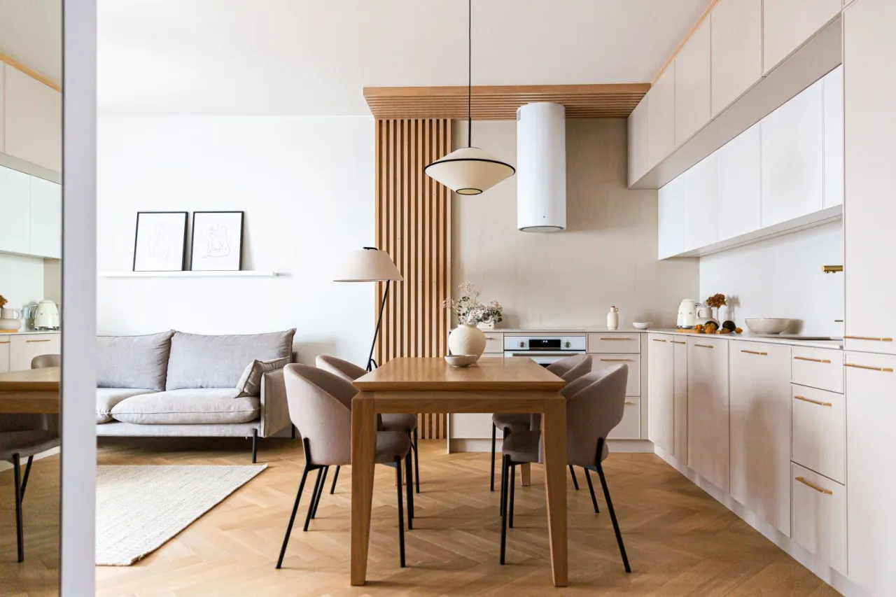 Modne kolory salonu z aneksem, trendy wnętrzarskie