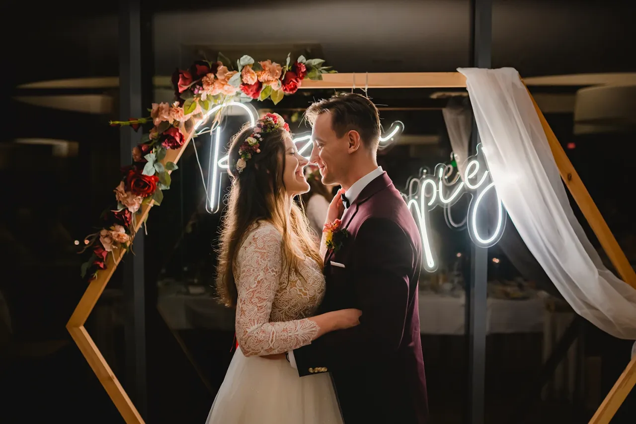 fotograf i kamerzysta na wesele, cennik usług ślubnych, para młoda z ekipą foto-wideo