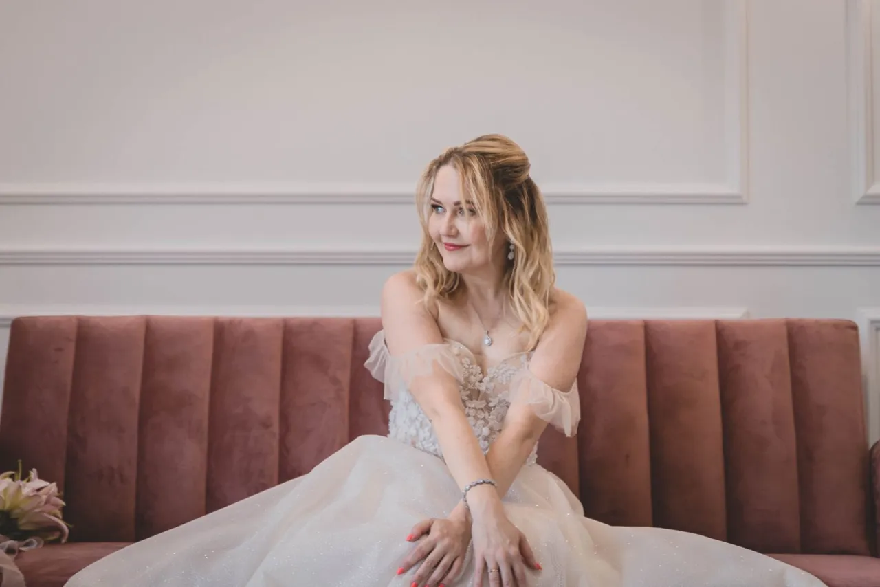 Biżuteria do styl&oacute;w sukni ślubnych (boho, glamour, klasyka)