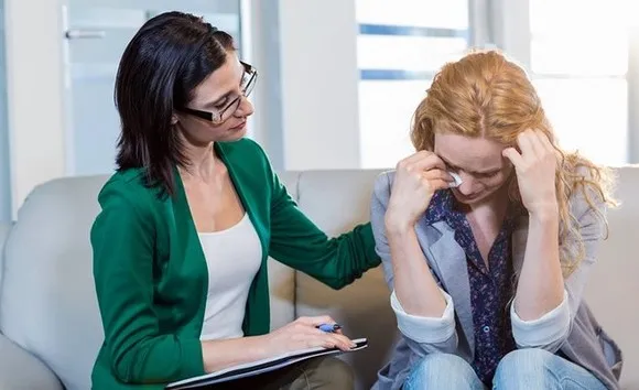 grupa wsparcia DDA, terapia indywidualna, psychoterapeuta z pacjentem