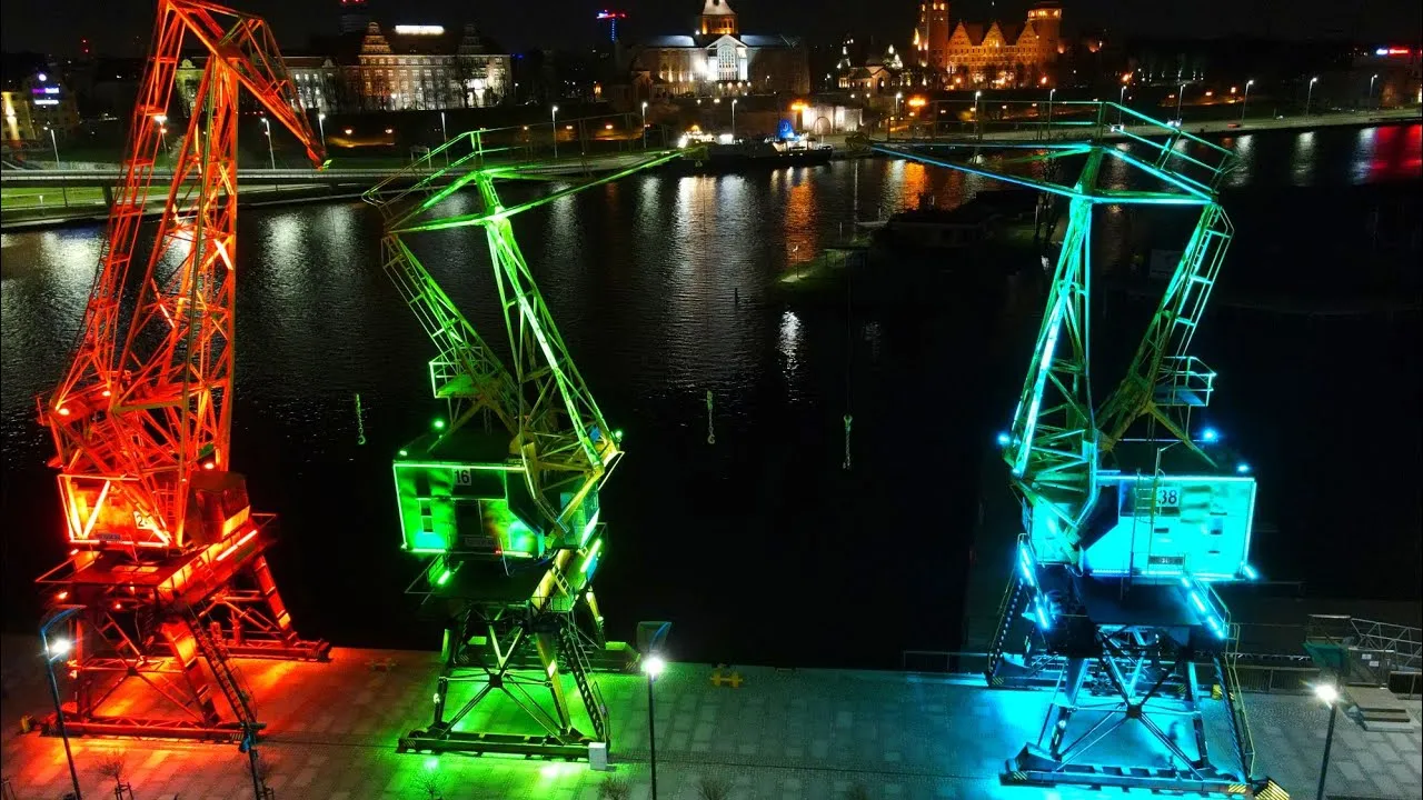 Dźwigozaury Łasztownia Szczecin nocą