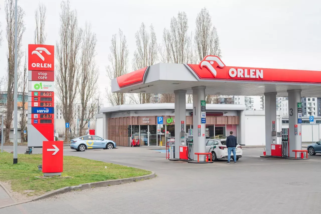 Stacja Orlen z cennikiem paliw. Czy to prawdziwe powody wprowadzenia zakazu sprzedaży alkoholu na stacjach paliw?