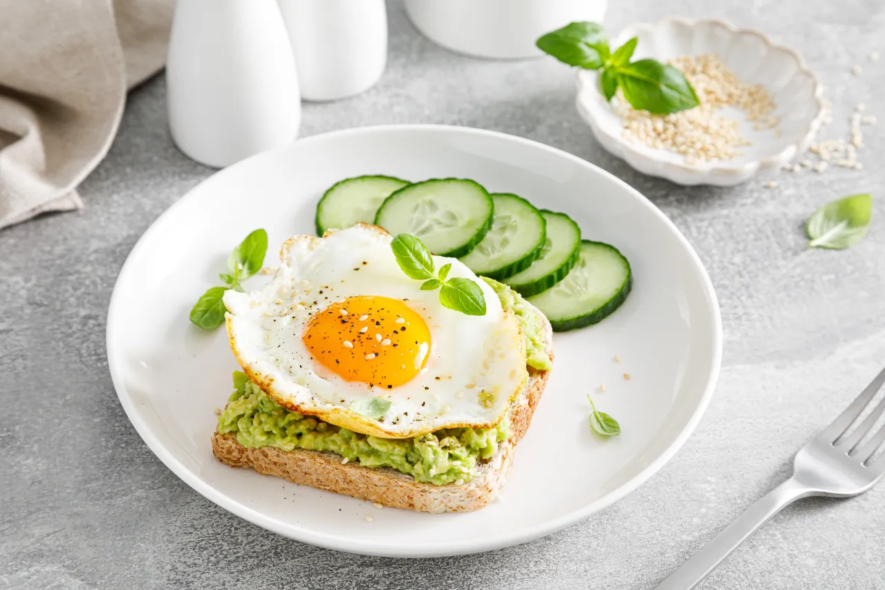 guacamole na tostach z jajkiem i pomidorem