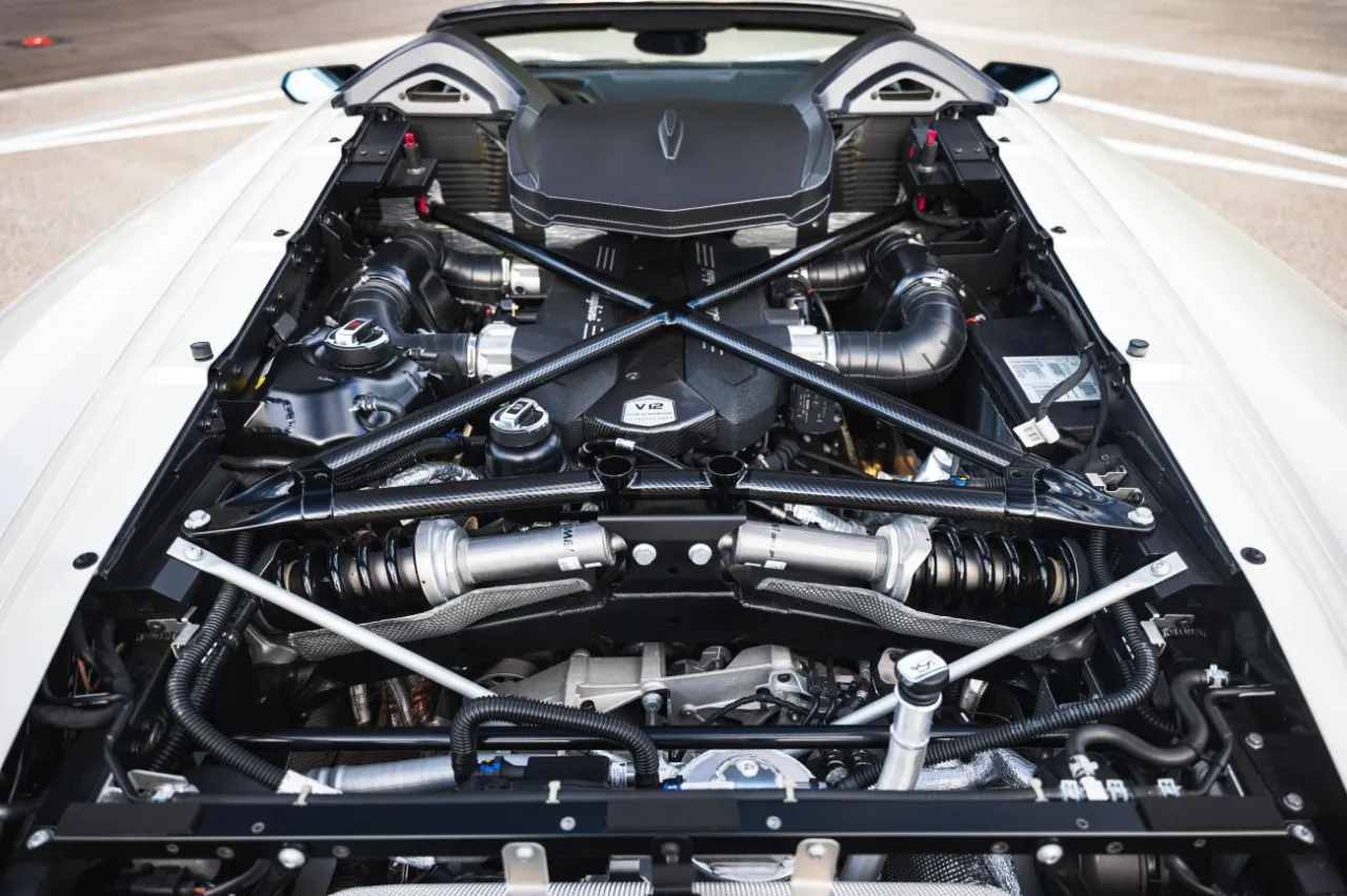 Potężny silnik V12 Lamborghini Centenario. Zastanawiasz się, ile kosztuje lamborghini centenario? To dzieło sztuki inżynieryjnej.