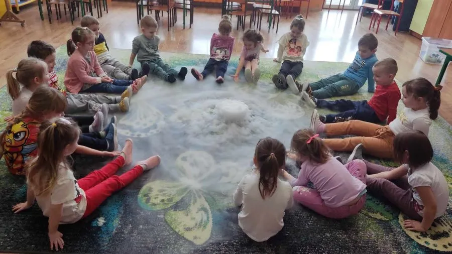 dzieci eksperymentujące z lodem w przedszkolu