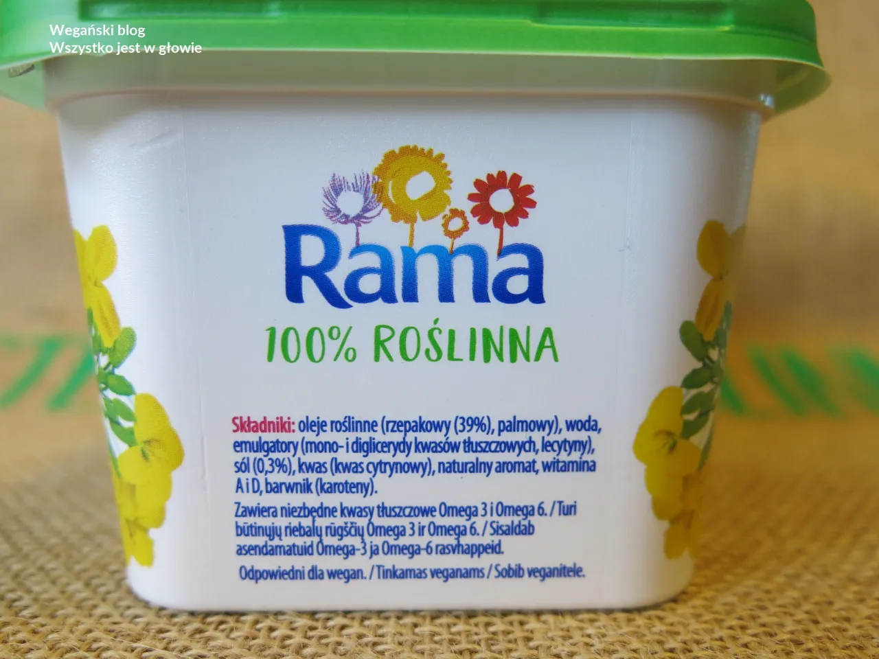 Margaryna Rama 100% Roślinna. Odpowiedni dla wegan, więc odpowiedź na pytanie: czy margaryna jest wegańska, brzmi tak.