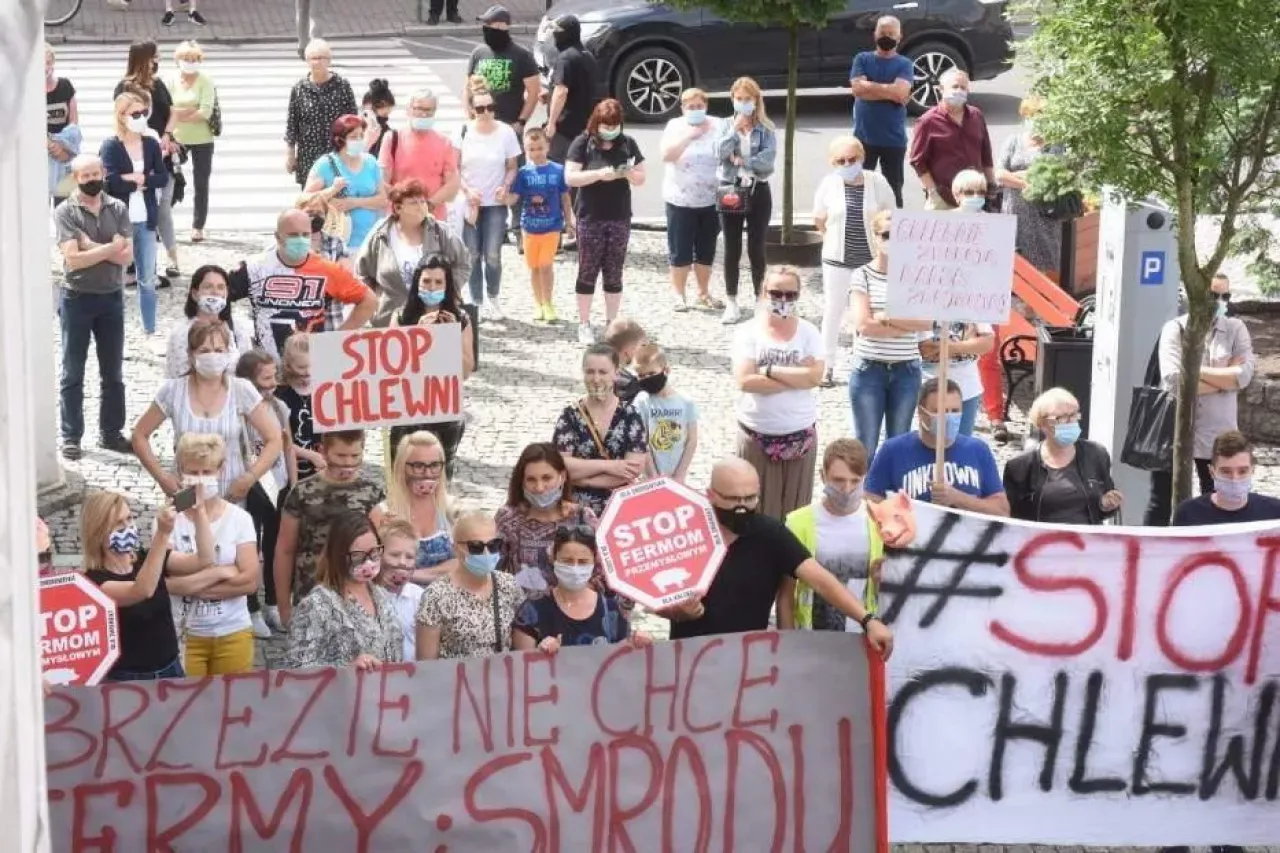 Protest mieszkańc&oacute;w przeciwko budowie chlewni