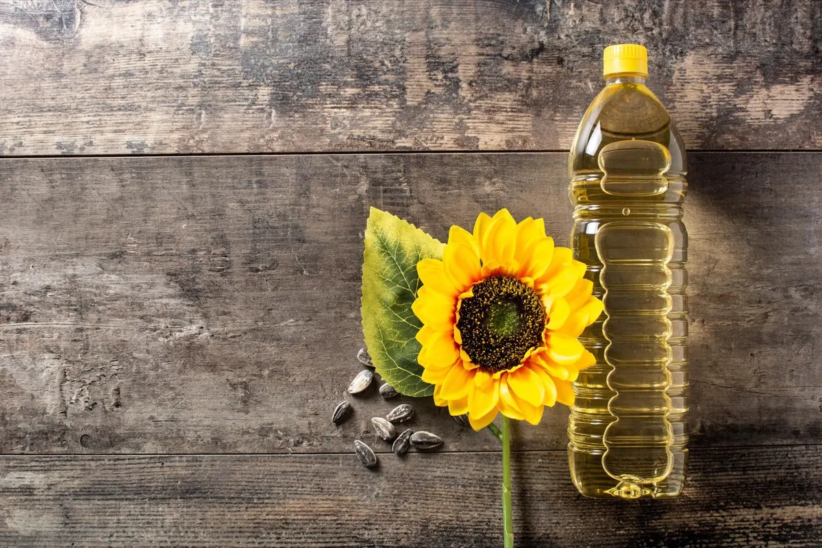 Porównanie butelek oleju rzepakowego, słonecznikowego, smalcu i łoju wołowego