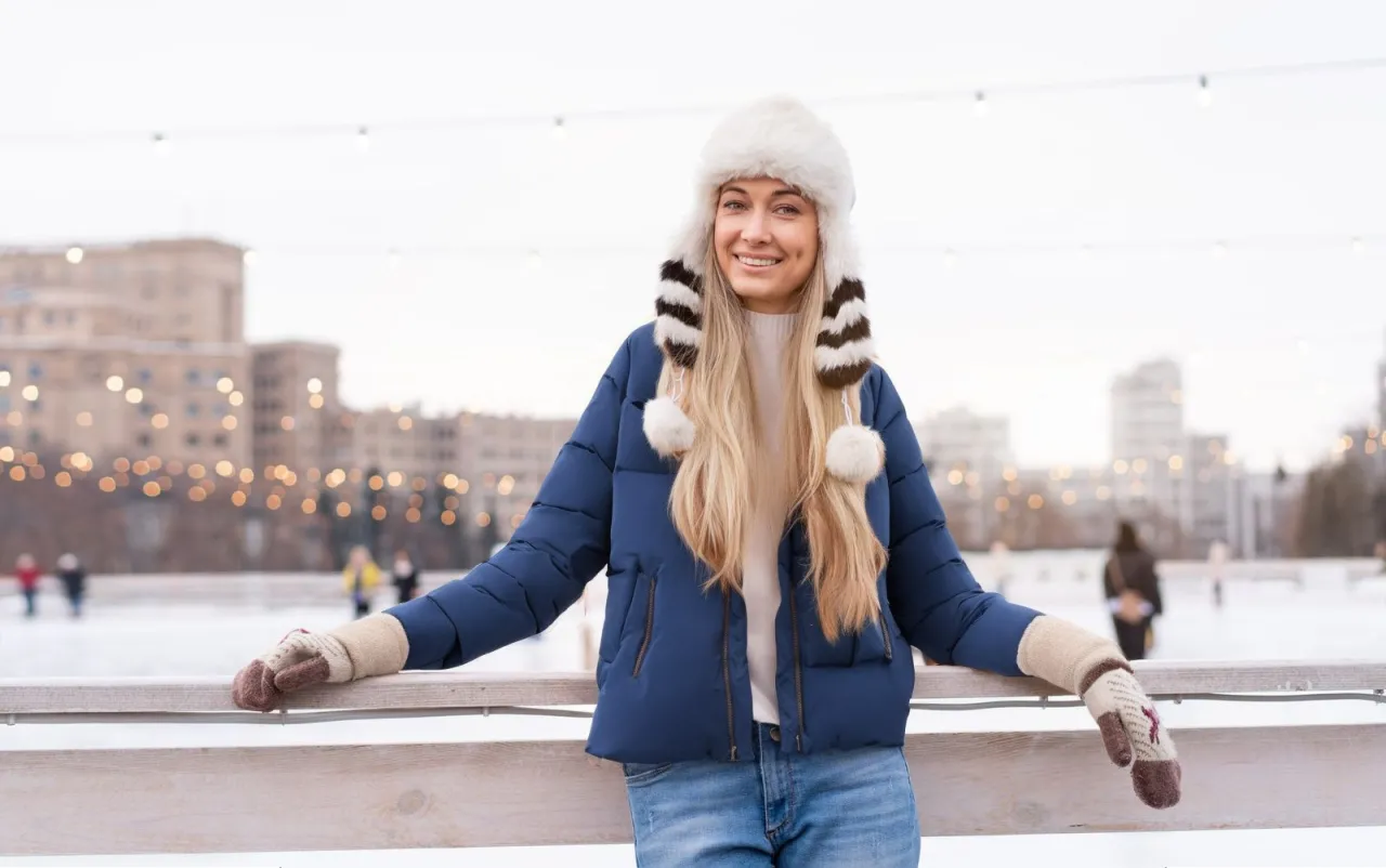 Granatowa kurtka stylizacje z czapką