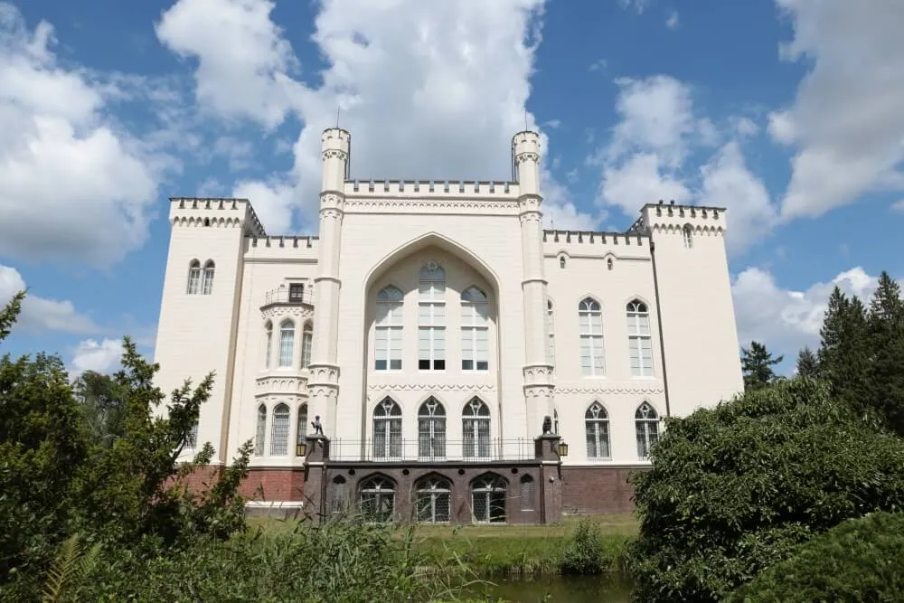 zamek w k&oacute;rniku motocykl