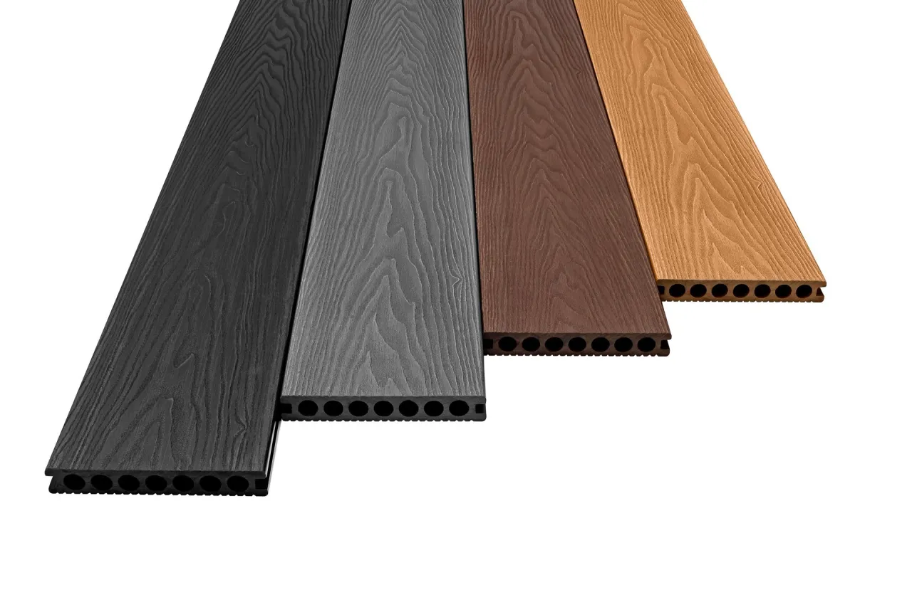 Deski kompozytowe w różnych kolorach: czarny, szary, brązowy, jasny brąz. Zastanawiasz się, ile kosztuje budowa tarasu drewnianego?