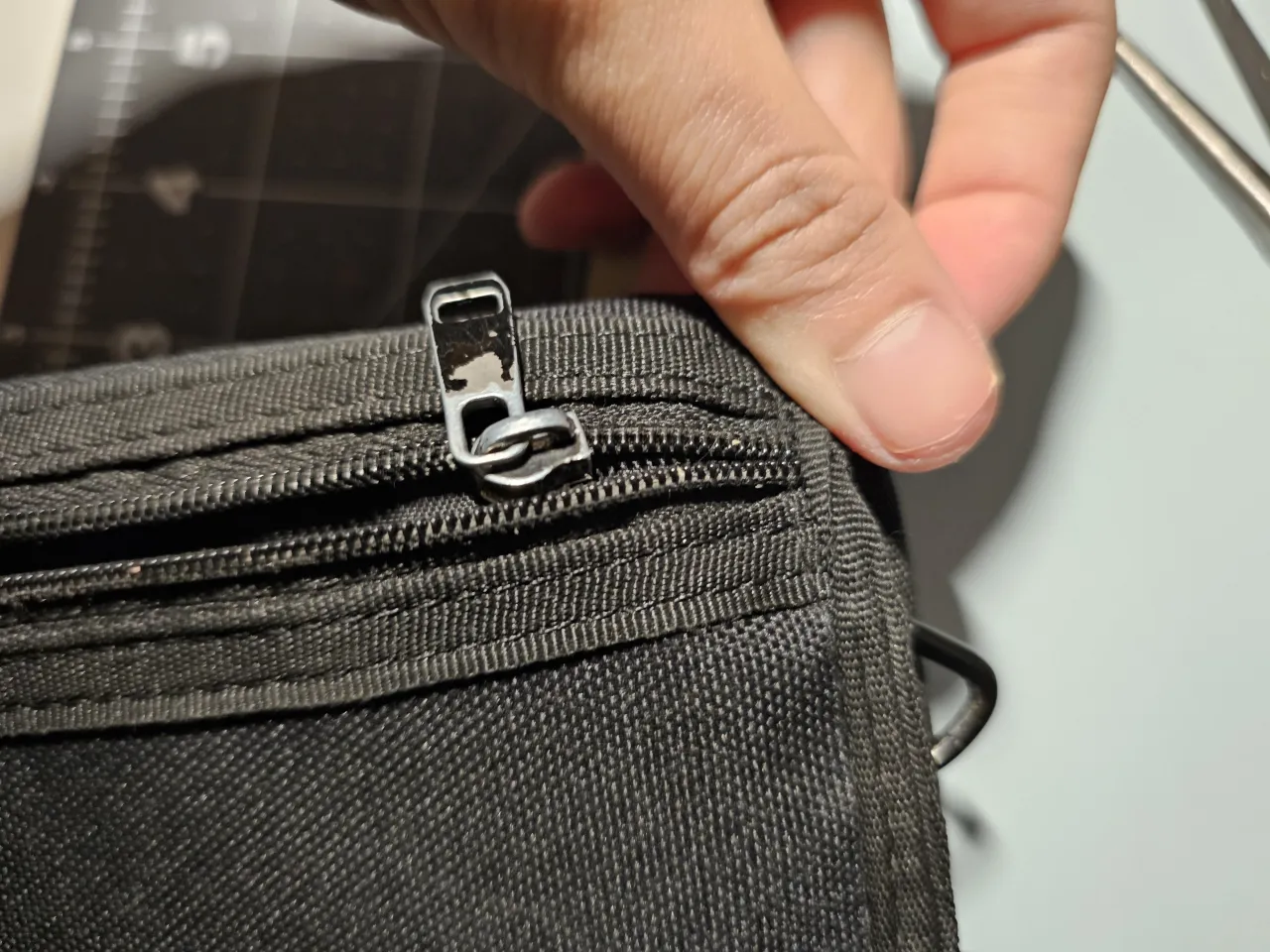 zakładanie suwaka widelcem, jak naprawić wypadnięty suwak