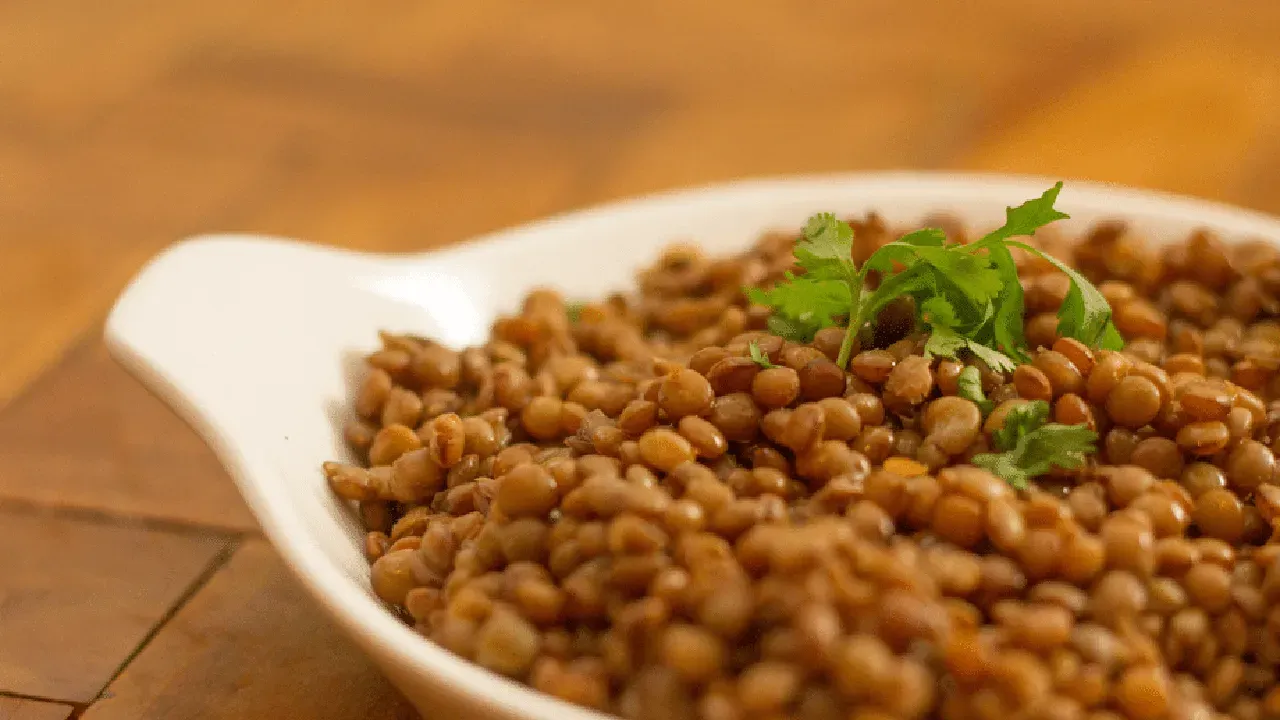 Plato de lentejas moderno y apetitoso con un toque de hierbas frescas