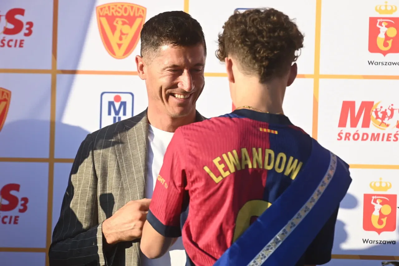 Robert Lewandowski uśmiechnięty, z gestem liczenia pieniędzy lub w luksusowym otoczeniu