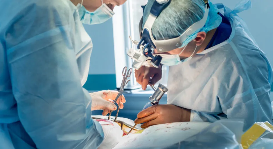 Chirurg podczas operacji w prywatnej klinice