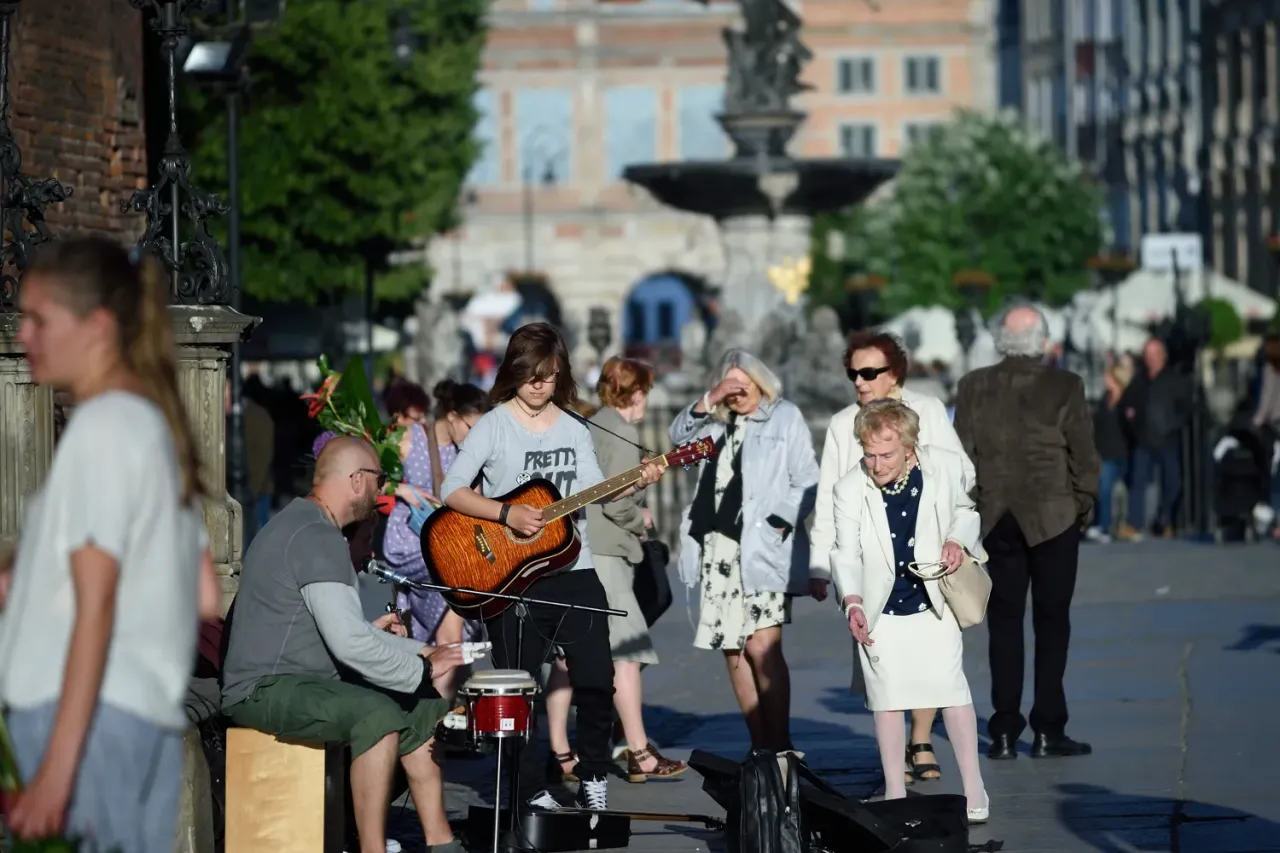 Zdjęcie Poznaj realne zarobki muzyka ulicznego: ile można zarobić grając na ulicy?