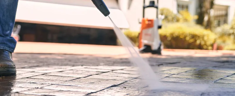 Zdjęcie Skuteczne sposoby na to, czym umyć kostkę brukową z cementu