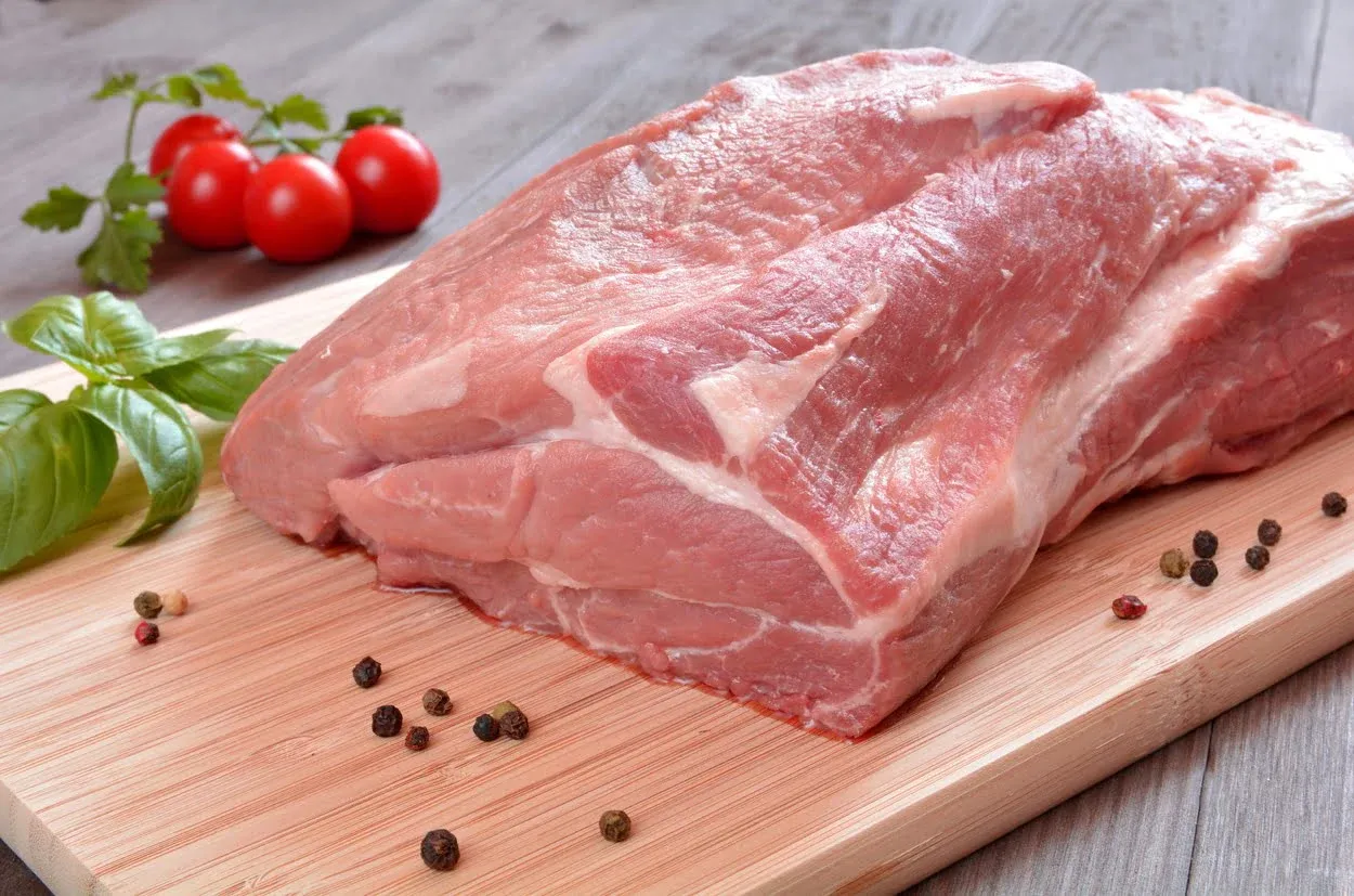 różne rodzaje karkówki na grilla surowa