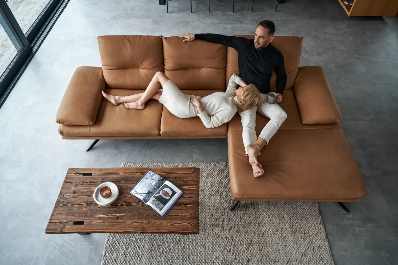 inspiracje dob&oacute;r koloru krzeseł do kanapy