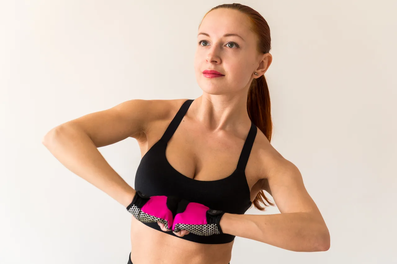 Kobieta wykonująca ćwiczenia na klatkę piersiową z hantlami