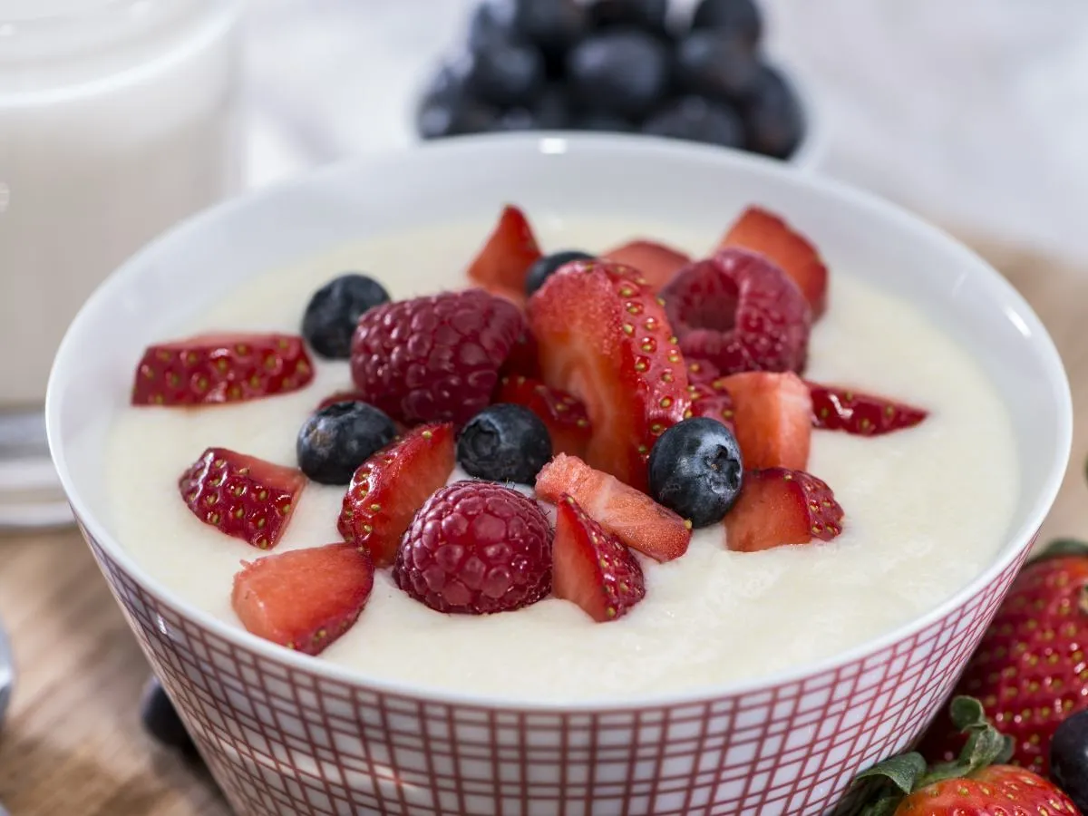 Pyszna kasza manna z owocami leśnymi – idealny pomysł, co zrobić z ugotowanej kaszy manny na śniadanie lub deser.