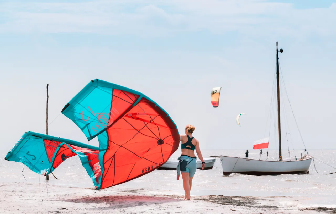 Rodzaje latawc&oacute;w kitesurfingowych dla początkujących