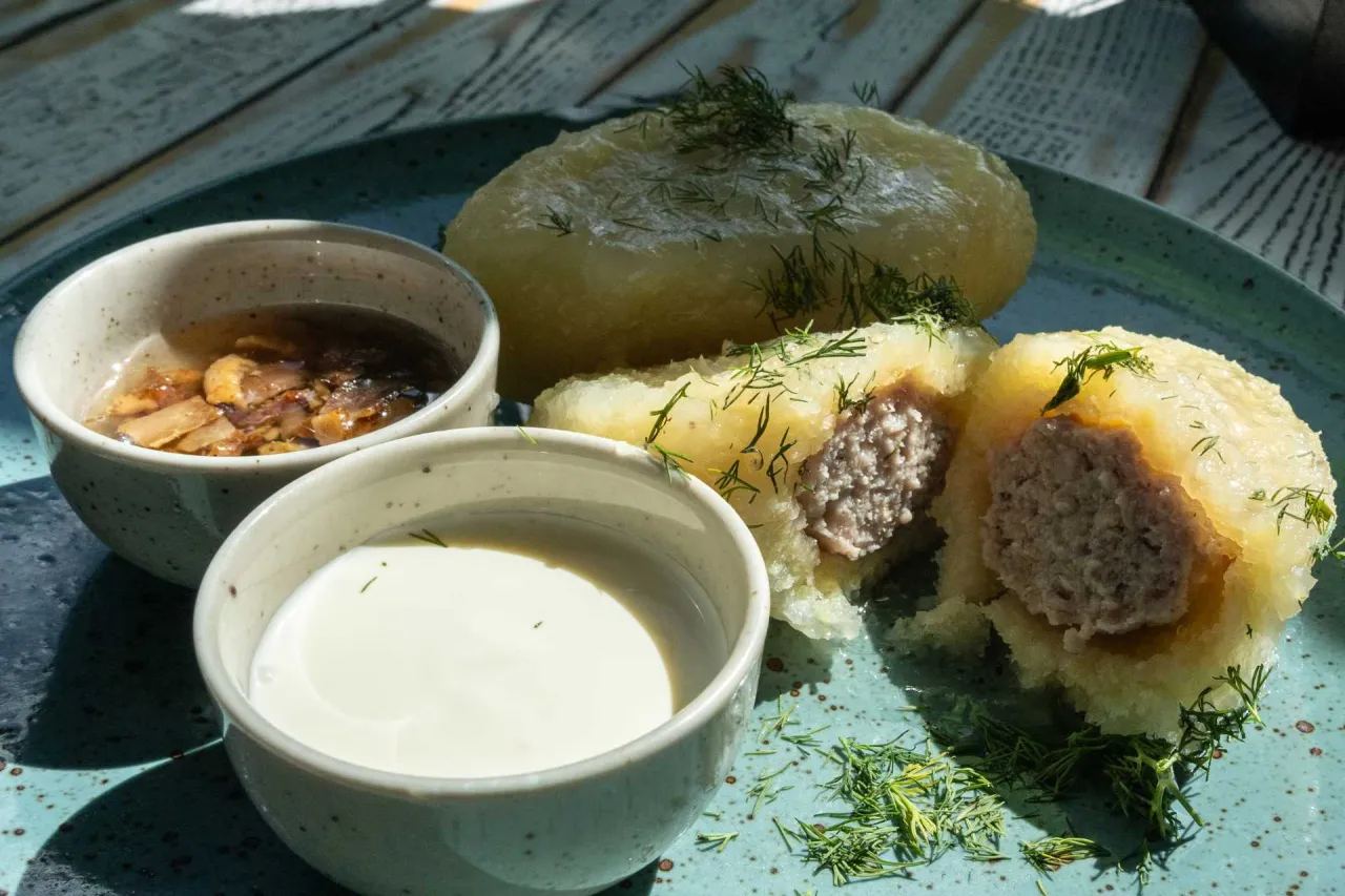 Tradycyjne dania kuchni litewskiej na stole