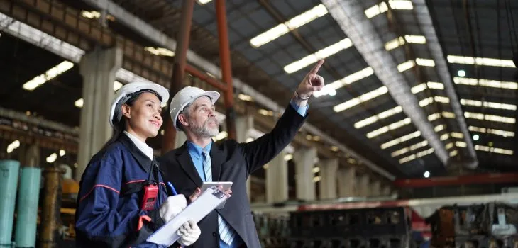 Inspektor pracy rozmawia z pracownikiem