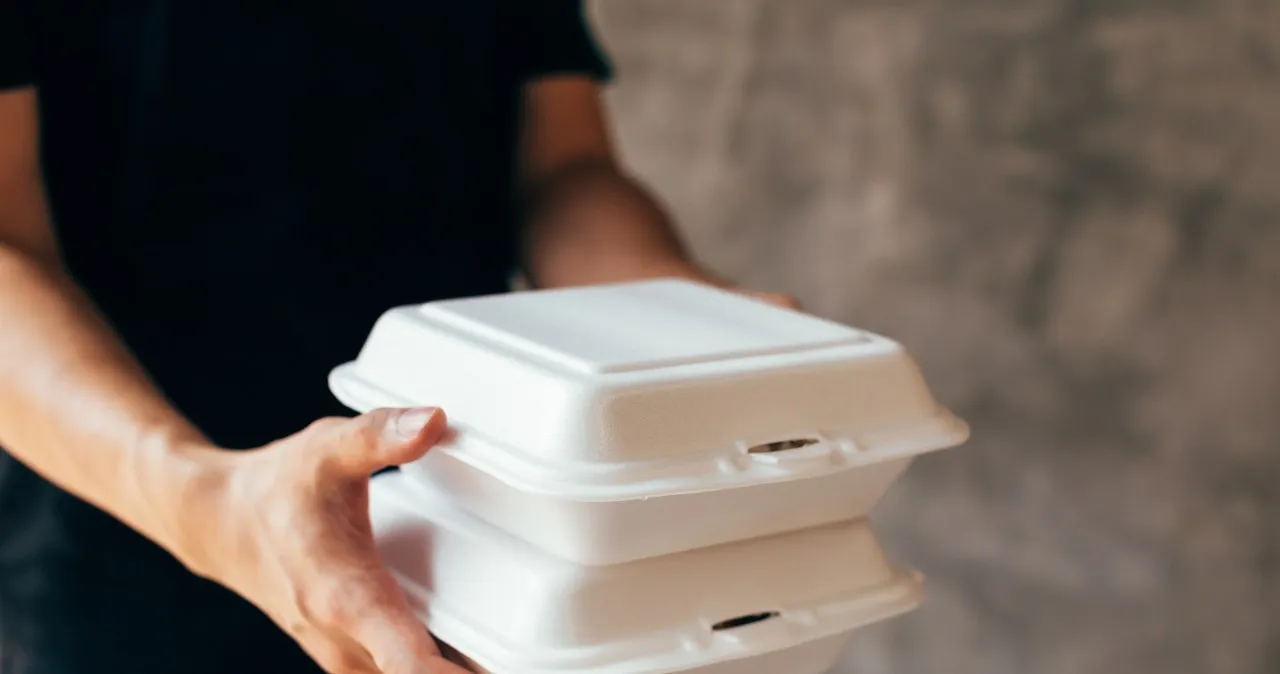 brudne styropianowe opakowanie po jedzeniu w koszu