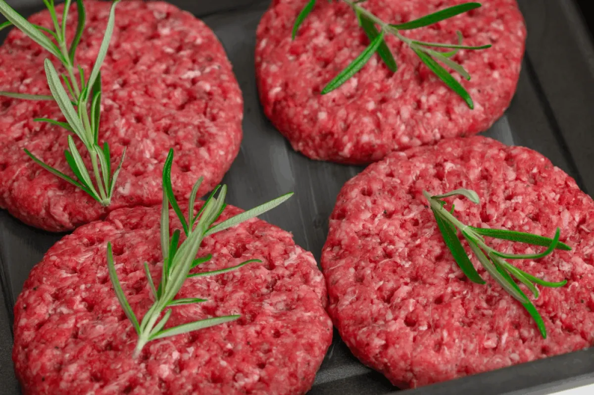 r&oacute;żne kawałki wołowiny na burgery, mielone mięso wołowe
