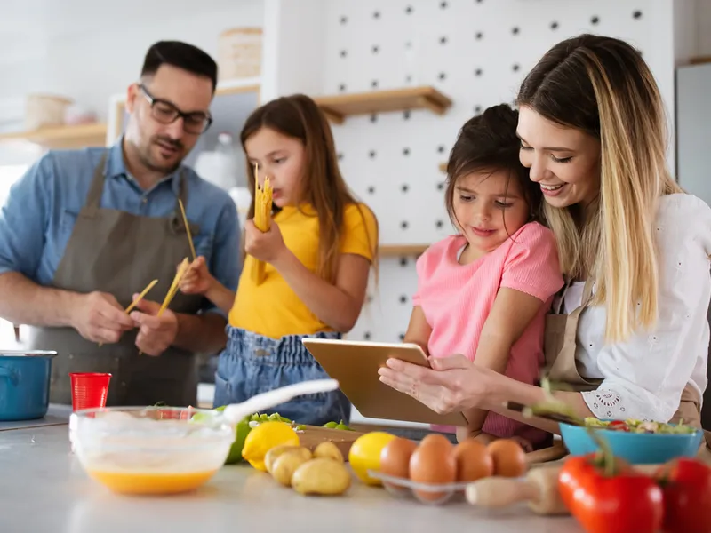 dziecko jedzące zdrowy obiad, rodzic przygotowujący posiłek, zbilansowany talerz dla dziecka