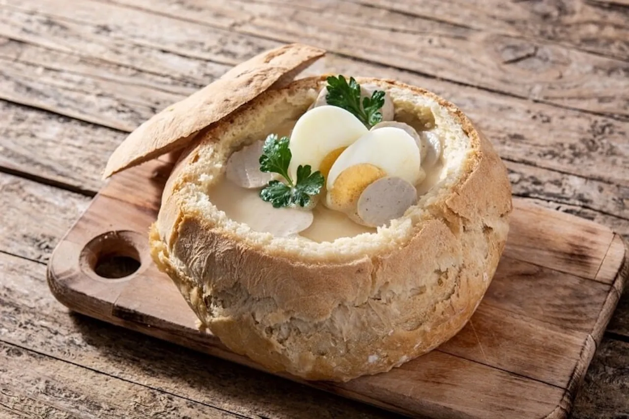 Żur w chlebie z jajkiem i kiełbasą. Idealne jakie przyprawy do żuru? Majeranek i czosnek!