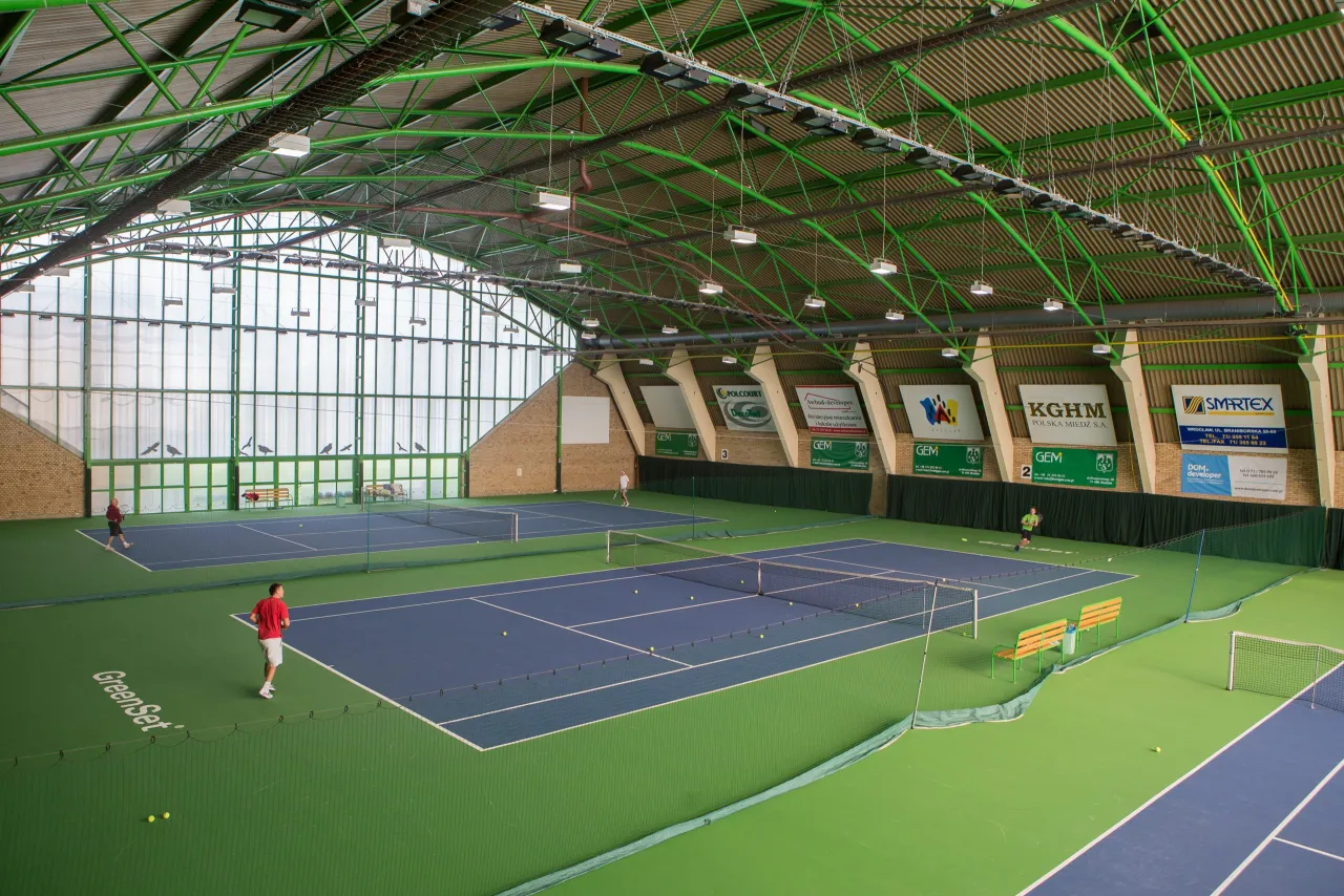 Kort tenisowy otwarty i hala tenisowa