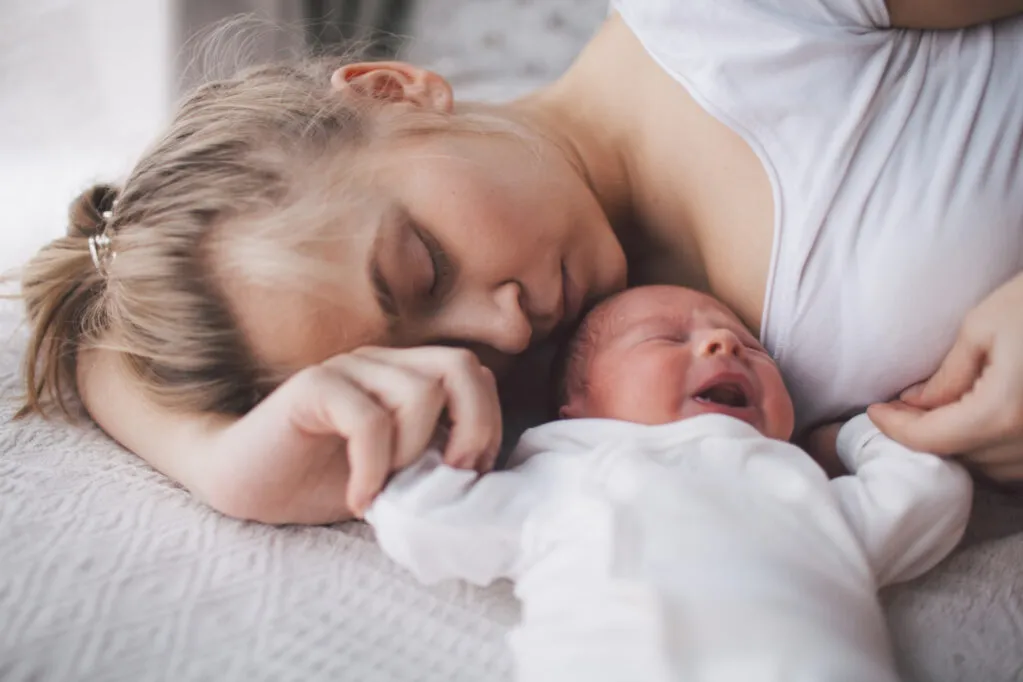 niemowlę płaczące na rękach rodzica skok rozwojowy