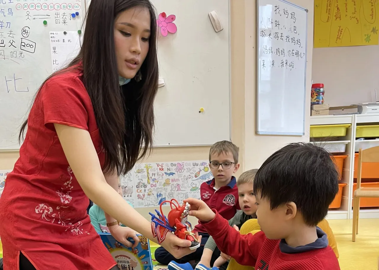 Uczeń uczący się języka chińskiego w szkole