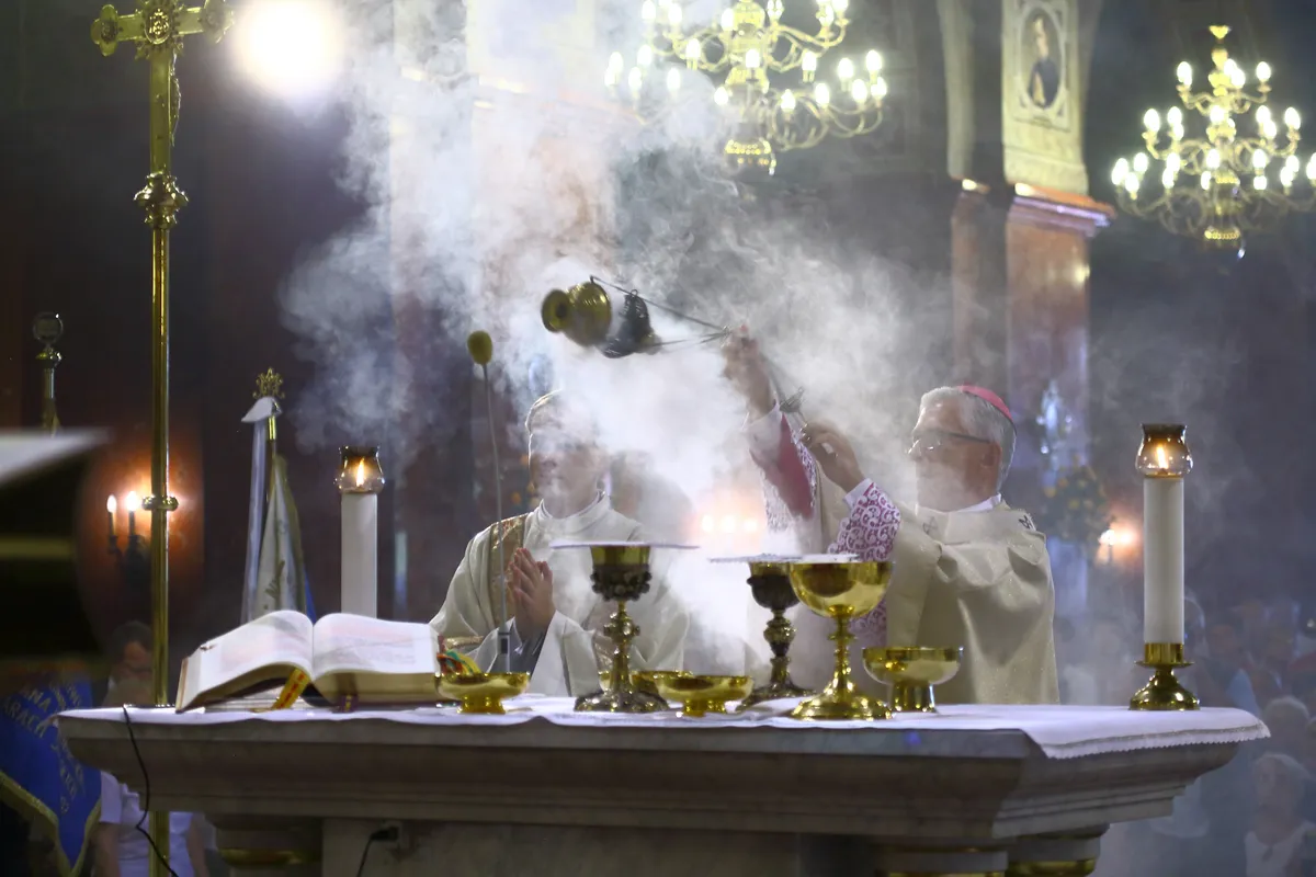 Kości&oacute;ł katolicki kadzidło liturgia