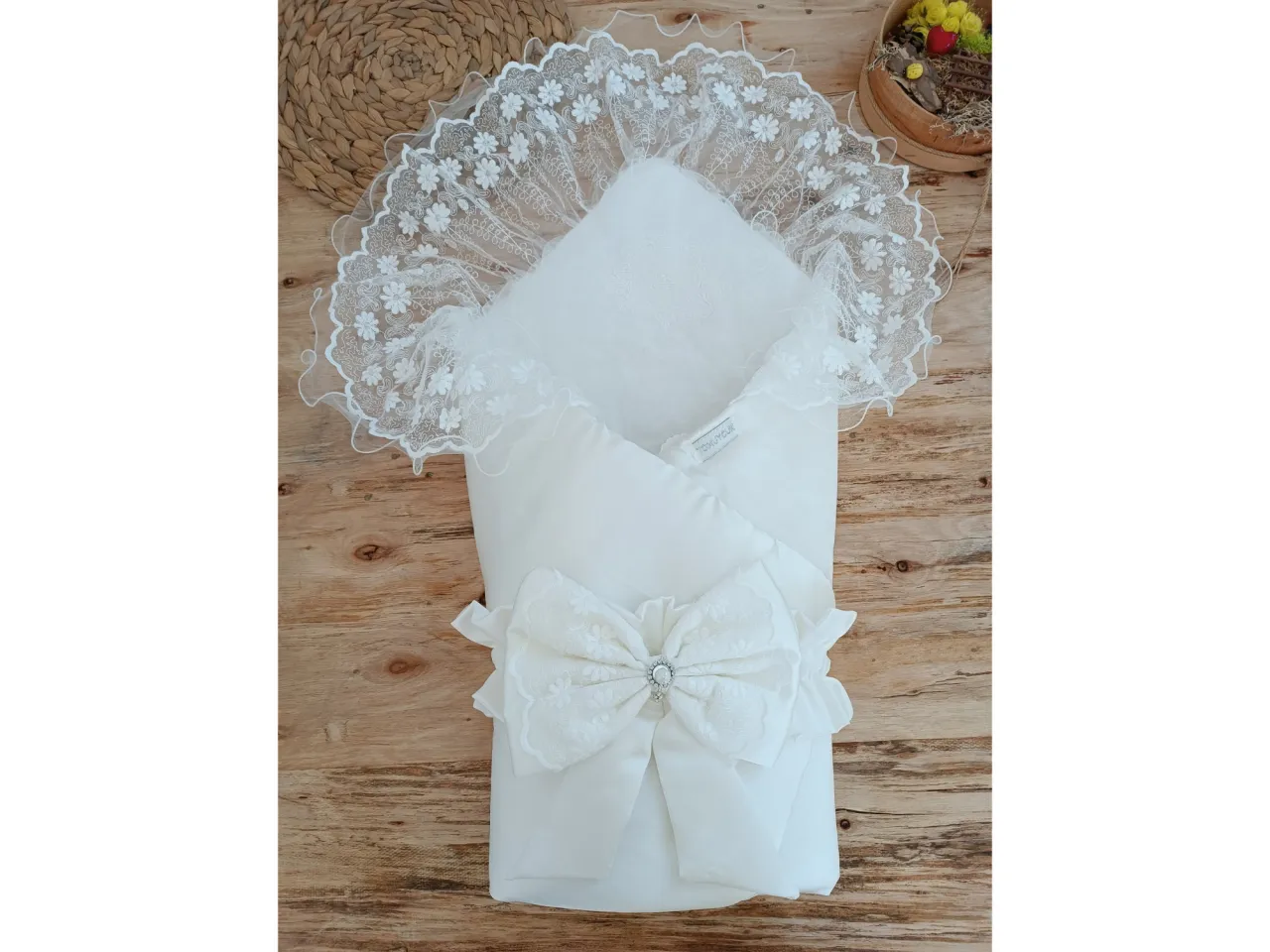 personalizowany otulacz dla noworodka chwosty koronki hafty