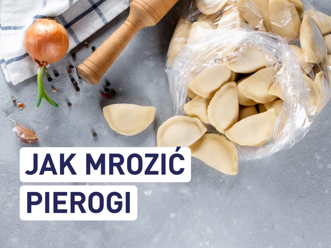 Jak zamrozić ugotowane pierogi? Na stole leżą surowe pierogi, cebula, czosnek i wałek.