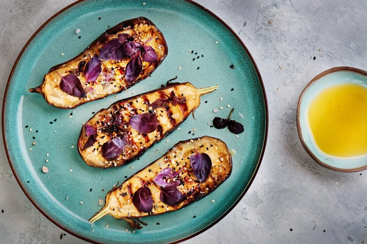 R&oacute;żne marynaty do bakłażana grillowanego