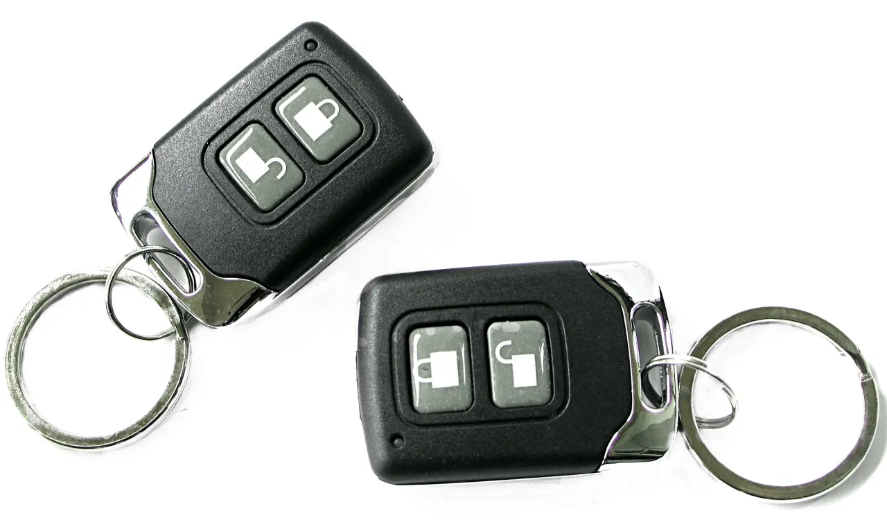 Dwa kluczyki do Toyoty Auris Hybrid. Dowiedz się, jak odpalić auto, naciskając przyciski otwierania i zamykania.