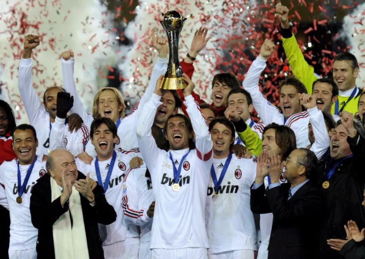 Piłkarze Milanu świętują zdobycie pucharu. Ile razy AC Milan wygrał Ligę Mistrz&oacute;w? Siedem razy!