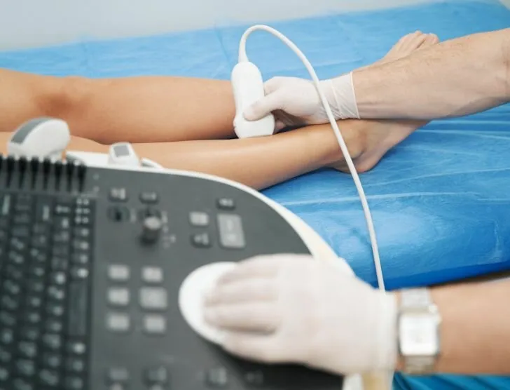 Aparat USG Doppler, lekarz wykonujący badanie